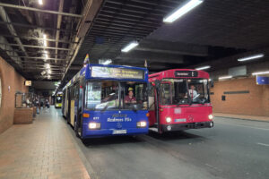 Mercedes O 405 G und Mercedes O 305 G zum Schichtwechsel am Hauptbahnhof Mülheim.